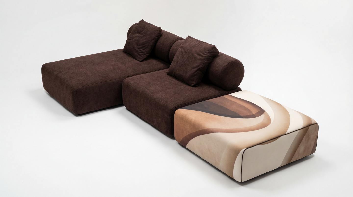 Дизайнерський диван з принтом у сучасному інтер’єрі вітальні